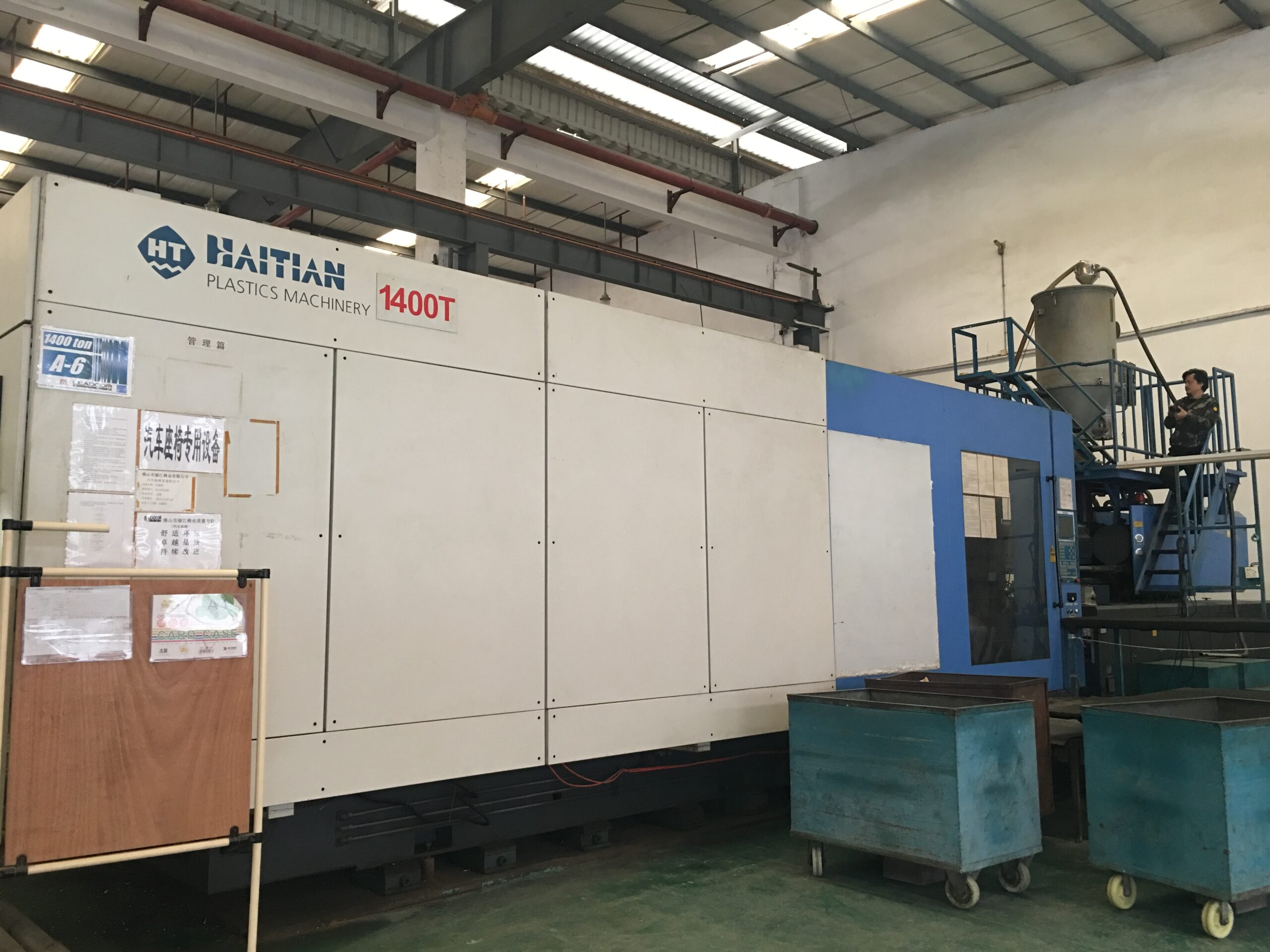 Plastic injection machine